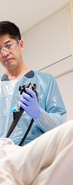 内視鏡検査を行う医師