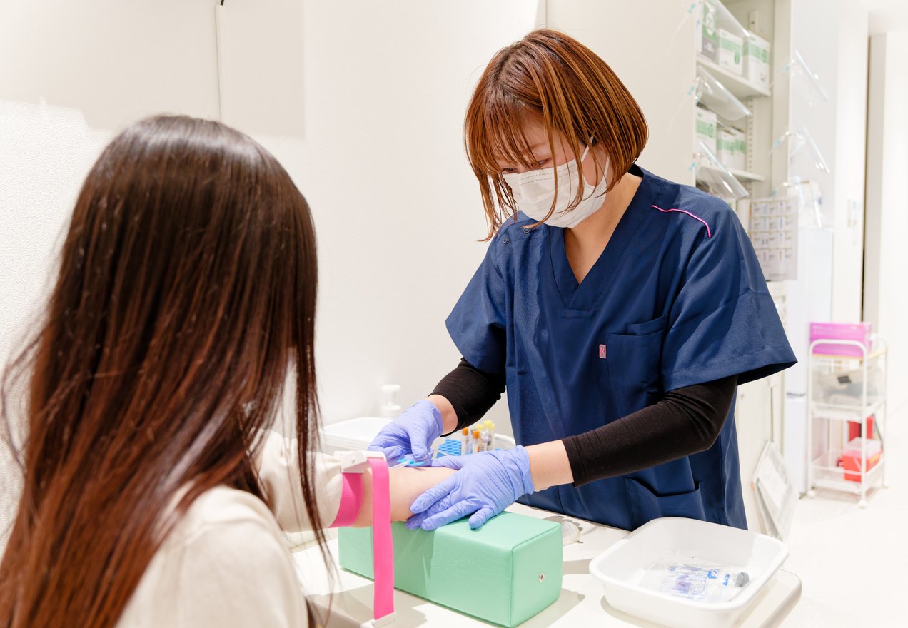 検査前の処置を行うスタッフ