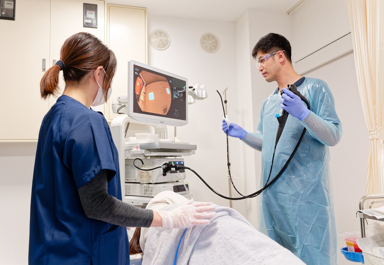 内視鏡検査を行う医師とスタッフ