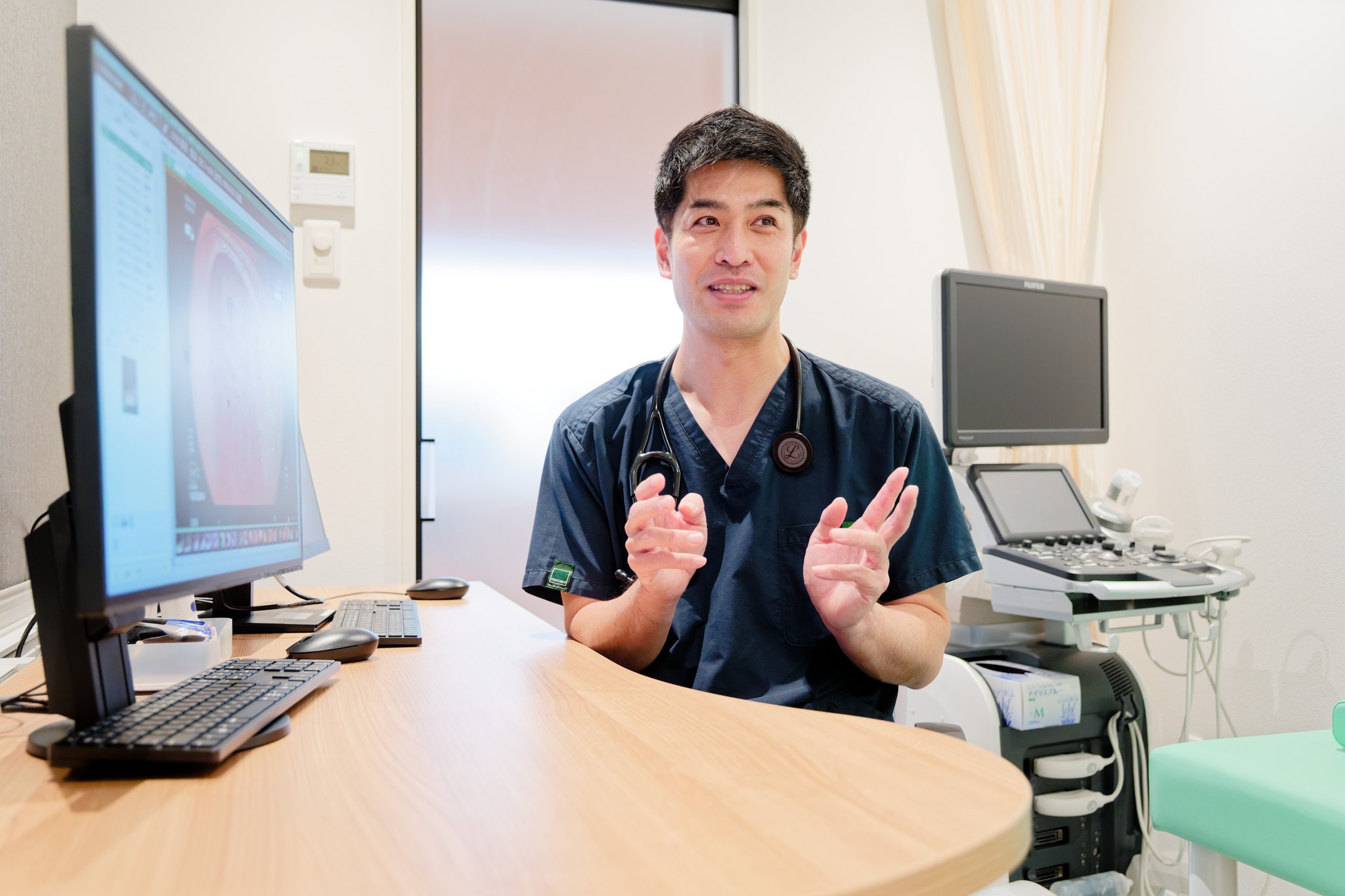 患者さまに説明する院長