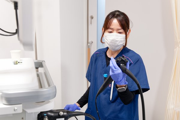 内視鏡検査の準備をするスタッフ
