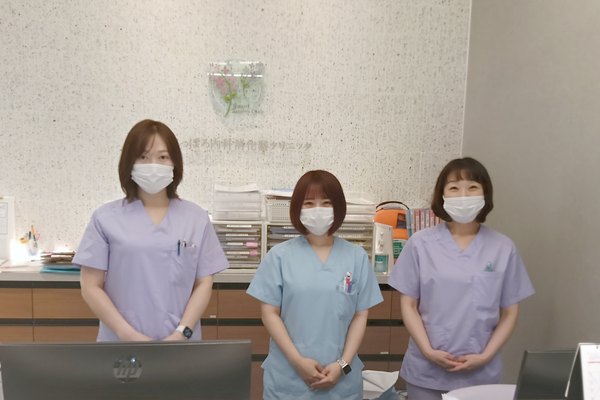 受付でご案内する医療事務スタッフ